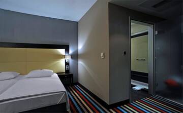 Фото номера Двухместный номер с 2 отдельными кроватями Отель Silver Hotel &amp; Gokart Center г. Щецин 8