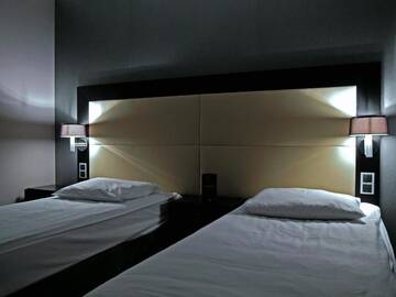 Фото номера Двухместный номер с 2 отдельными кроватями Отель Silver Hotel &amp; Gokart Center г. Щецин 11