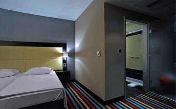 Фото номера Двухместный номер с 2 отдельными кроватями Отель Silver Hotel &amp; Gokart Center г. Щецин 4