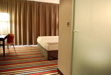 Фото номера Двухместный номер с 2 отдельными кроватями Отель Silver Hotel &amp; Gokart Center г. Щецин 5