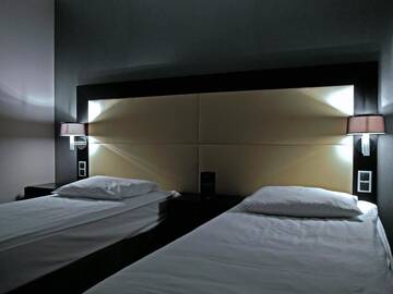 Фото номера Двухместный номер с 2 отдельными кроватями Отель Silver Hotel &amp; Gokart Center г. Щецин 3