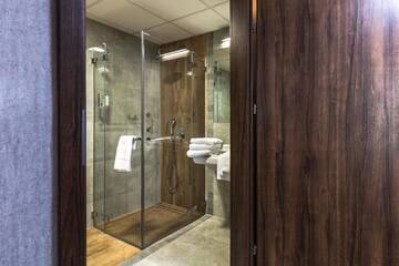 Фото номера Улучшенный четырехместный номер Отель Vulcan Hotel г. Щецин 7