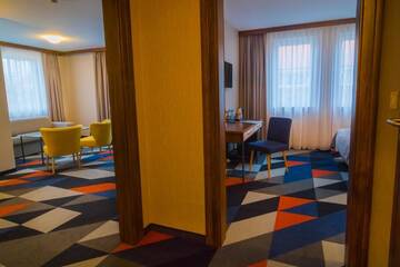 Фото номера Улучшенный четырехместный номер Отель Vulcan Hotel г. Щецин 10